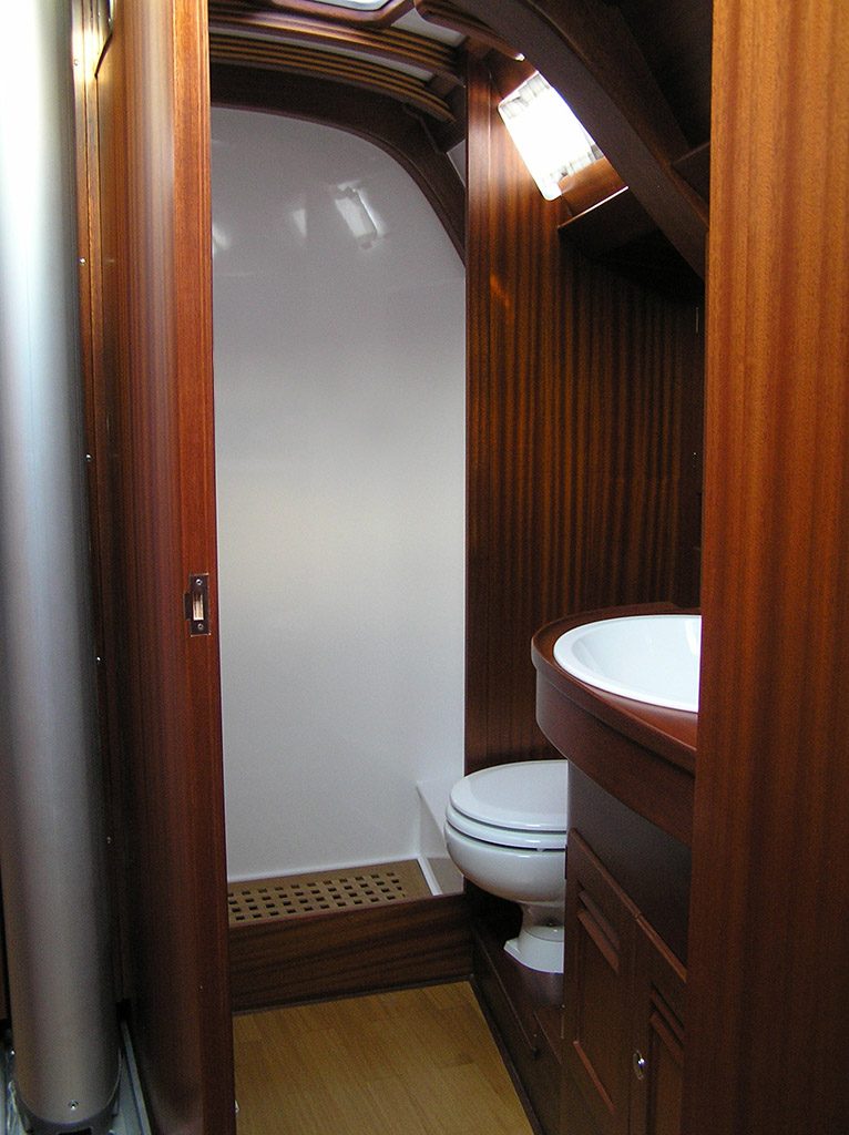 Nasszelle einer Yacht mit Mahagoni-Verkleidung, Waschbecken und WC