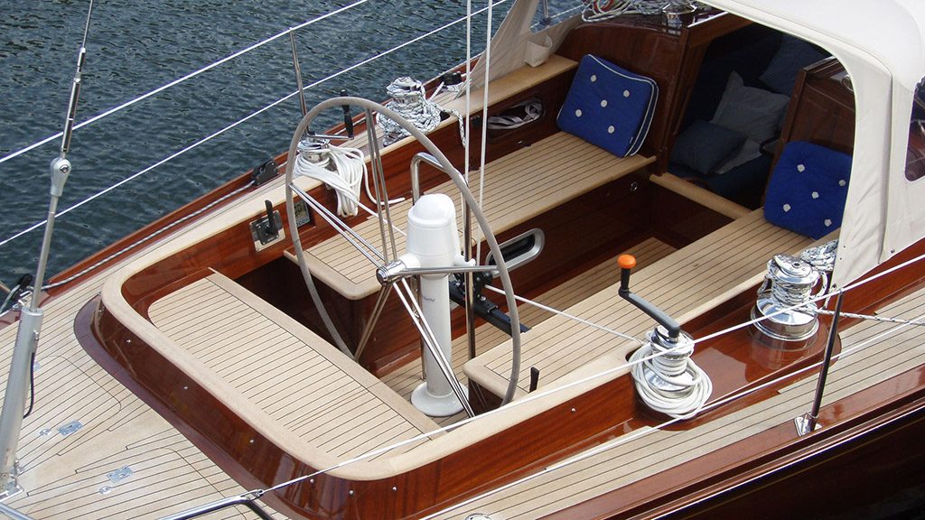 Cockpit mit Steuerrad, Teakdeck und lackiertem Mahagoni-Süll